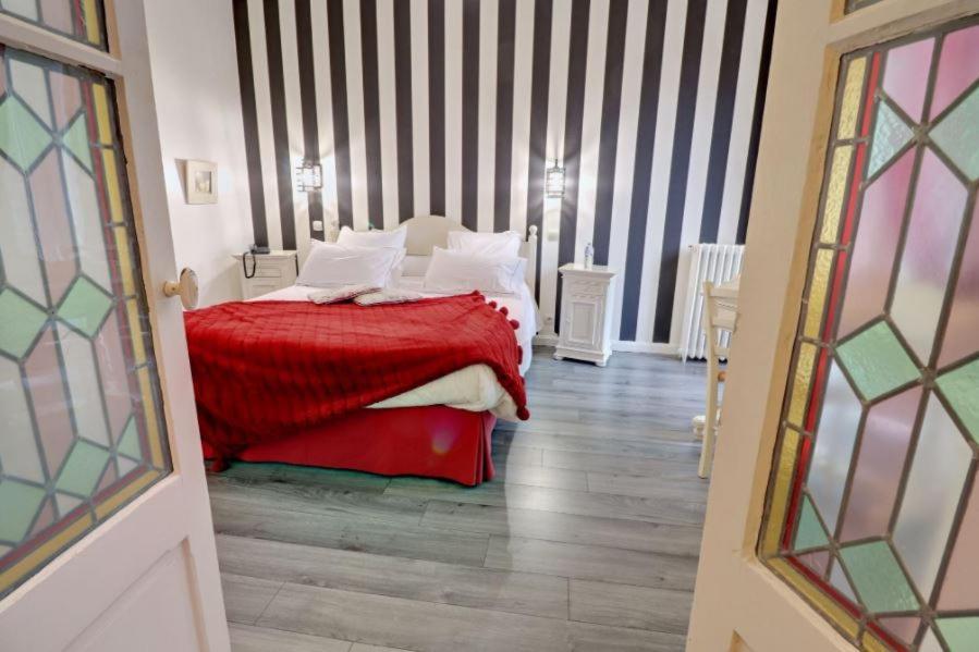 Logis Hotel De La Chapelle Milon-la-Chapelle Kültér fotó